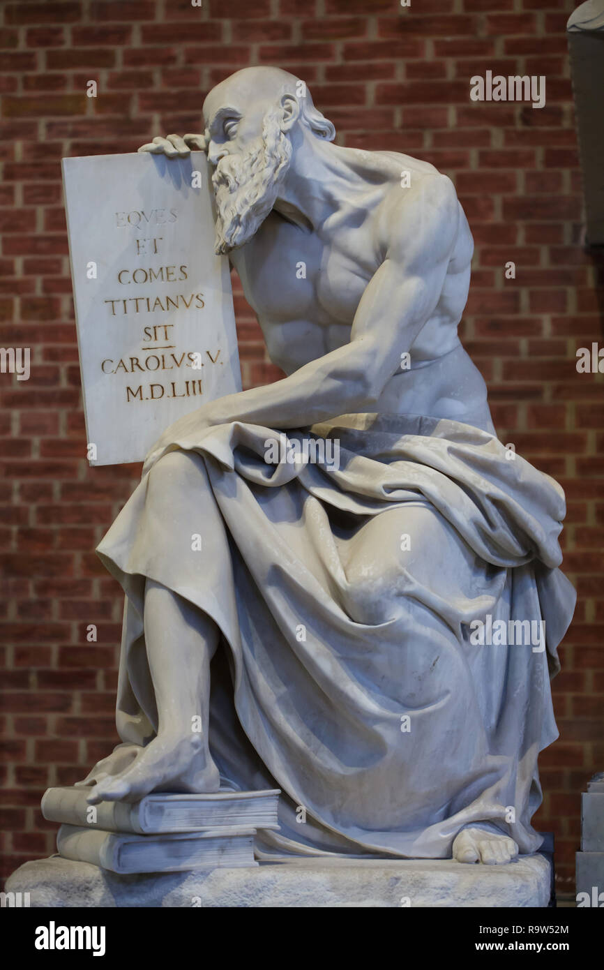 Lutto uomo sul monumento funebre al Rinascimento italiano pittore Tiziano progettato da italiano scultore neoclassico Luigi Zandomeneghi con assistenza da i suoi figli Pietro e Andrea Zandomeneghi (1843-1852) nella Basilica di Santa Maria Gloriosa dei Frari (Basilica di Santa Maria Gloriosa dei Frari) a Venezia, Italia. Foto Stock