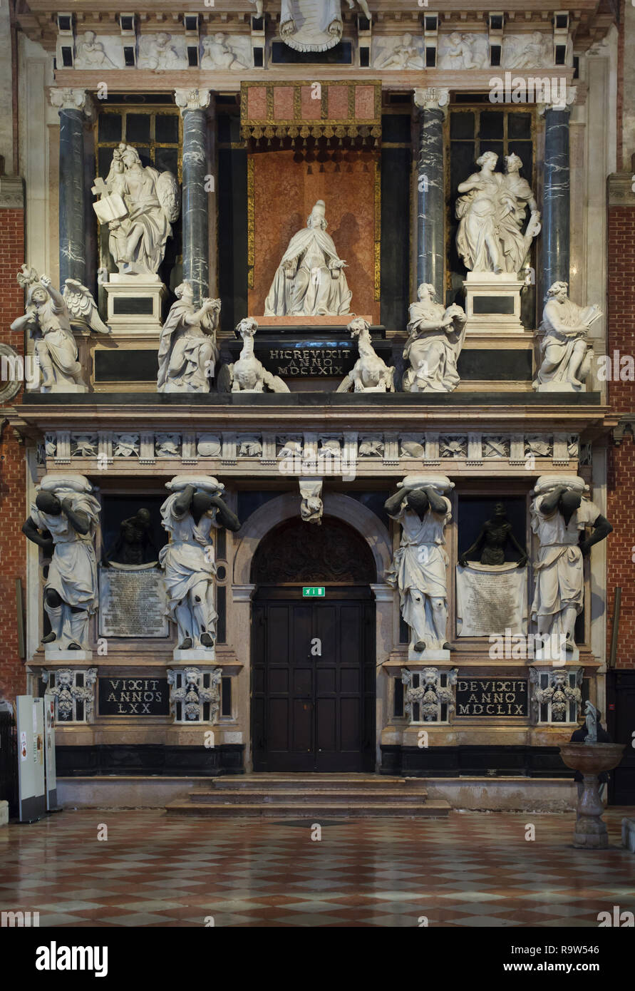 Monumento funebre al doge Giovanni Pesaro progettato dal Barocco italiano architetto Baldassarre Longhena e scultore tedesco Melchior Barthel con assistenza da scultore italiano Bernardo Falcone da Lugano (1660-1669) nella Basilica di Santa Maria Gloriosa dei Frari (Basilica di Santa Maria Gloriosa dei Frari) a Venezia, Italia. Foto Stock