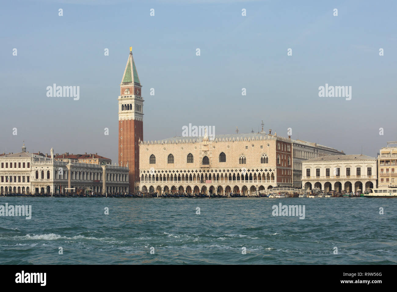 Palazzo Ducale) e Campanile di San Marco (il Campanile di San Marco a Venezia, Italia. Foto Stock