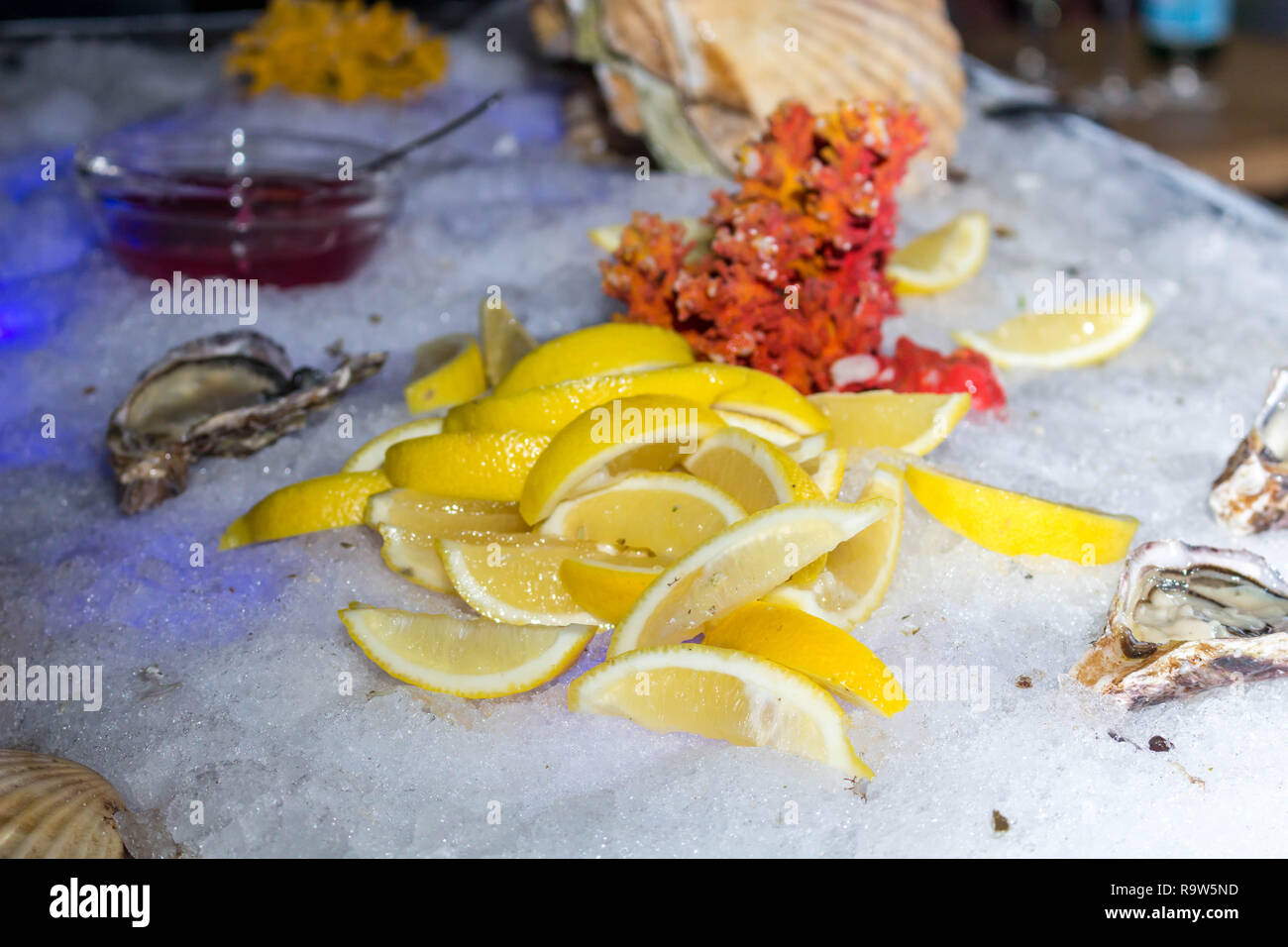 Servire con ghiaccio, limoni, conchiglie e oyster Foto Stock