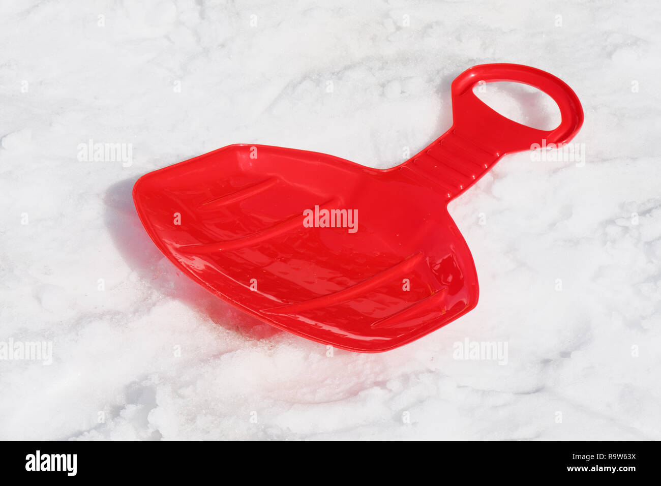 Moderno rosso in plastica slittino sulla neve Foto Stock