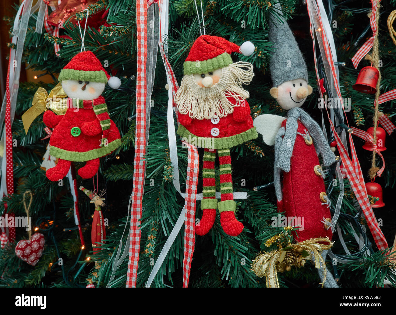 Closeup tessuto elementi decorativi appeso su albero di Natale Foto Stock