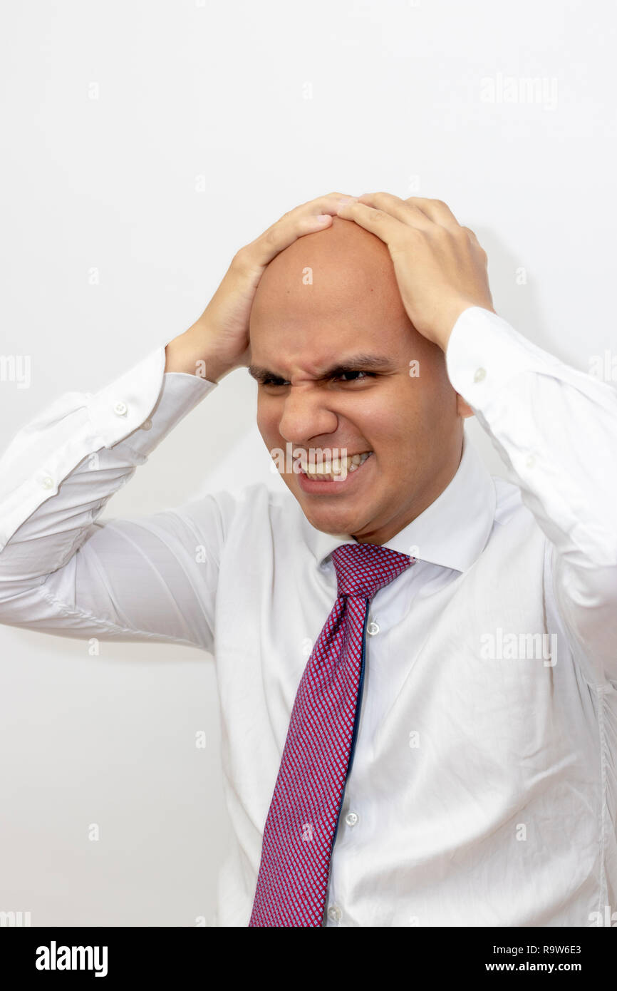 Arrabbiato uomo calvo con le mani sulla sua testa Foto Stock