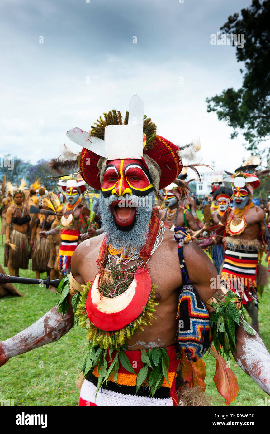 Partecipante al Festival di Goroka cantando durante una performance. Foto Stock