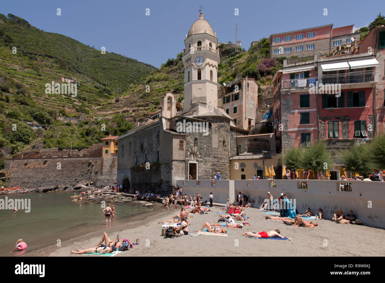Vernazza e la sua spiaggia, Cinque Terre, Italia, con Santa Margherita d'Antiochia chiesa sullo sfondo al centro. Foto Stock
