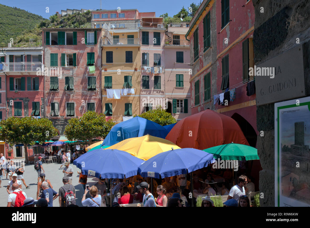 I turisti affollano Piazza Marconi, Vernazza, Cinque Terre, Italia. Vernazza è uno dei cinque ex villaggi di pescatori che attirano i turisti della regione. Foto Stock