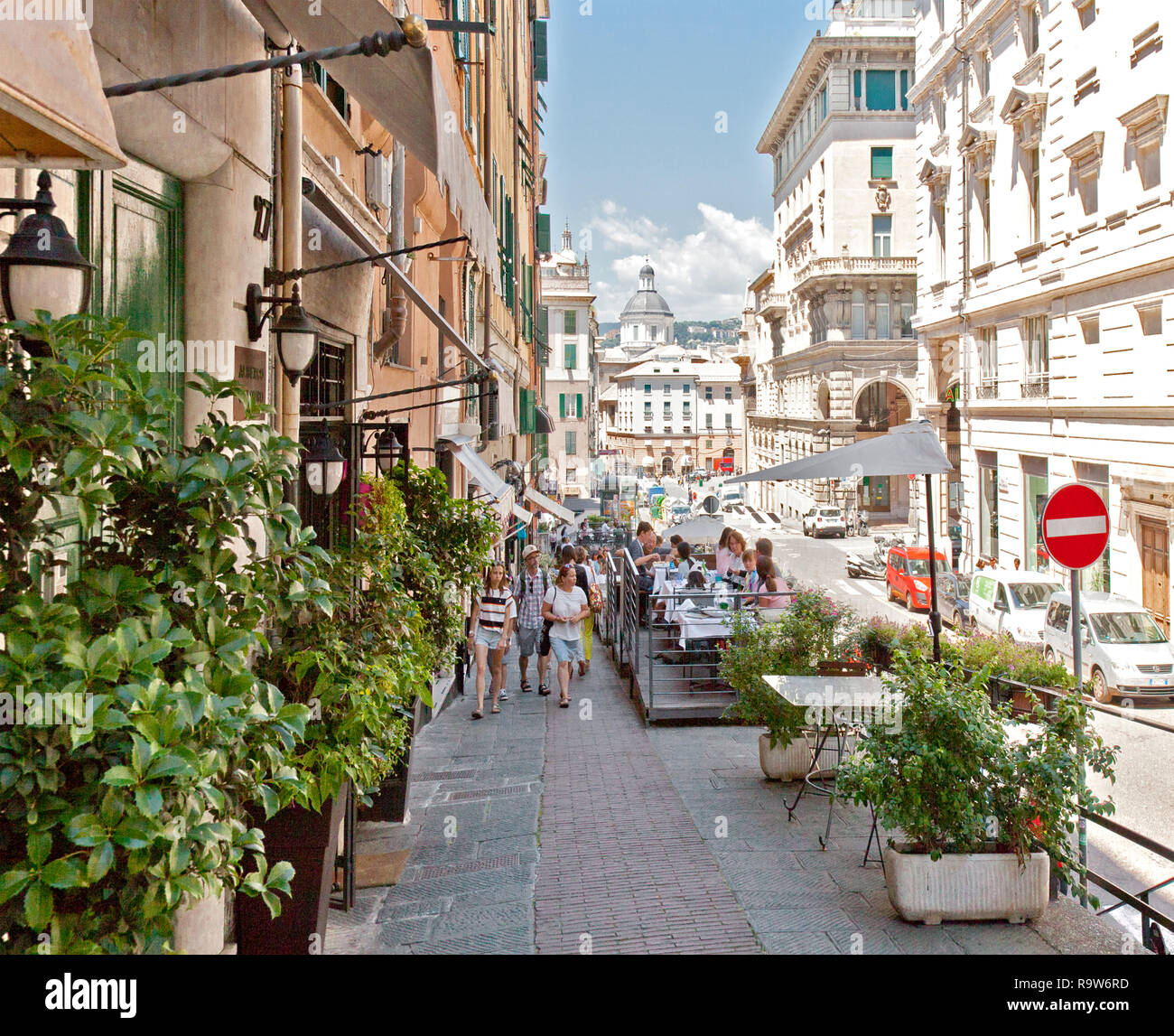L'elevata marciapiede della via Porto Soprana nel centro di Genova, Italia, sport numerosi caffè all'aperto. Foto Stock