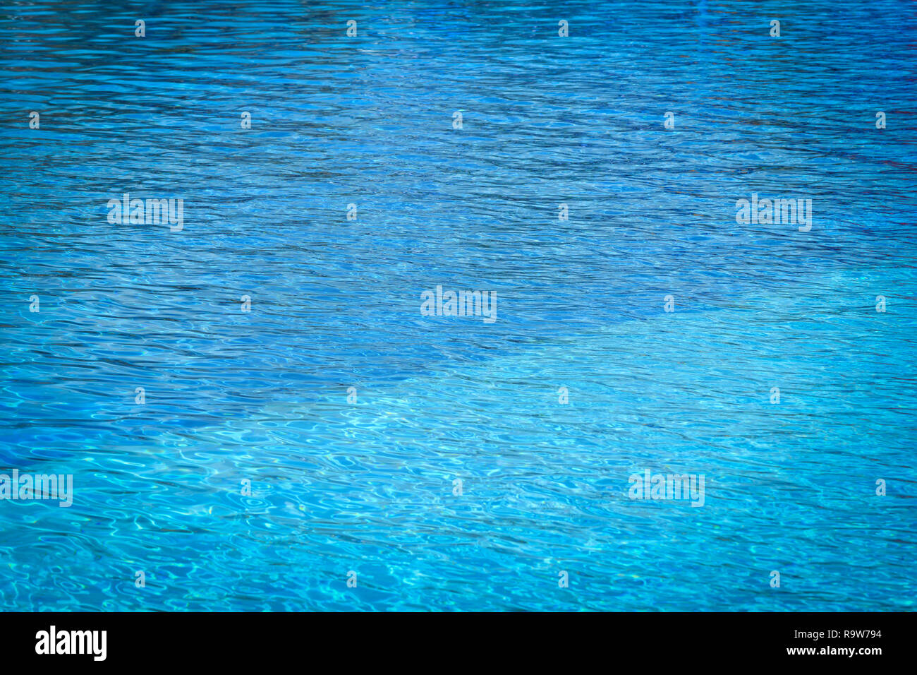 Piscina di acqua texture di superficie / acqua Ripple in piscina - sfondo blu brillante e acqua con la riflessione di Sun Foto Stock