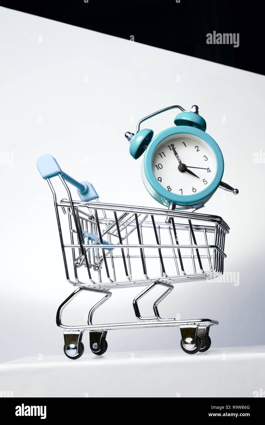 Sveglia e il carrello su una superficie inclinata. Tempo di acquistare. Foto Stock