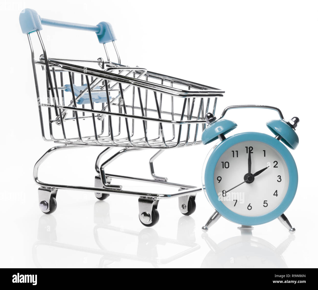 Il tempo di acquistare. Guardare e carrello dal negozio per lo shopping. Foto Stock