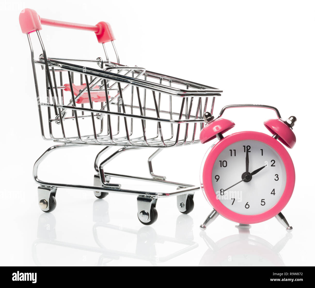 Il tempo di acquistare. Guardare e carrello dal negozio per lo shopping. Foto Stock