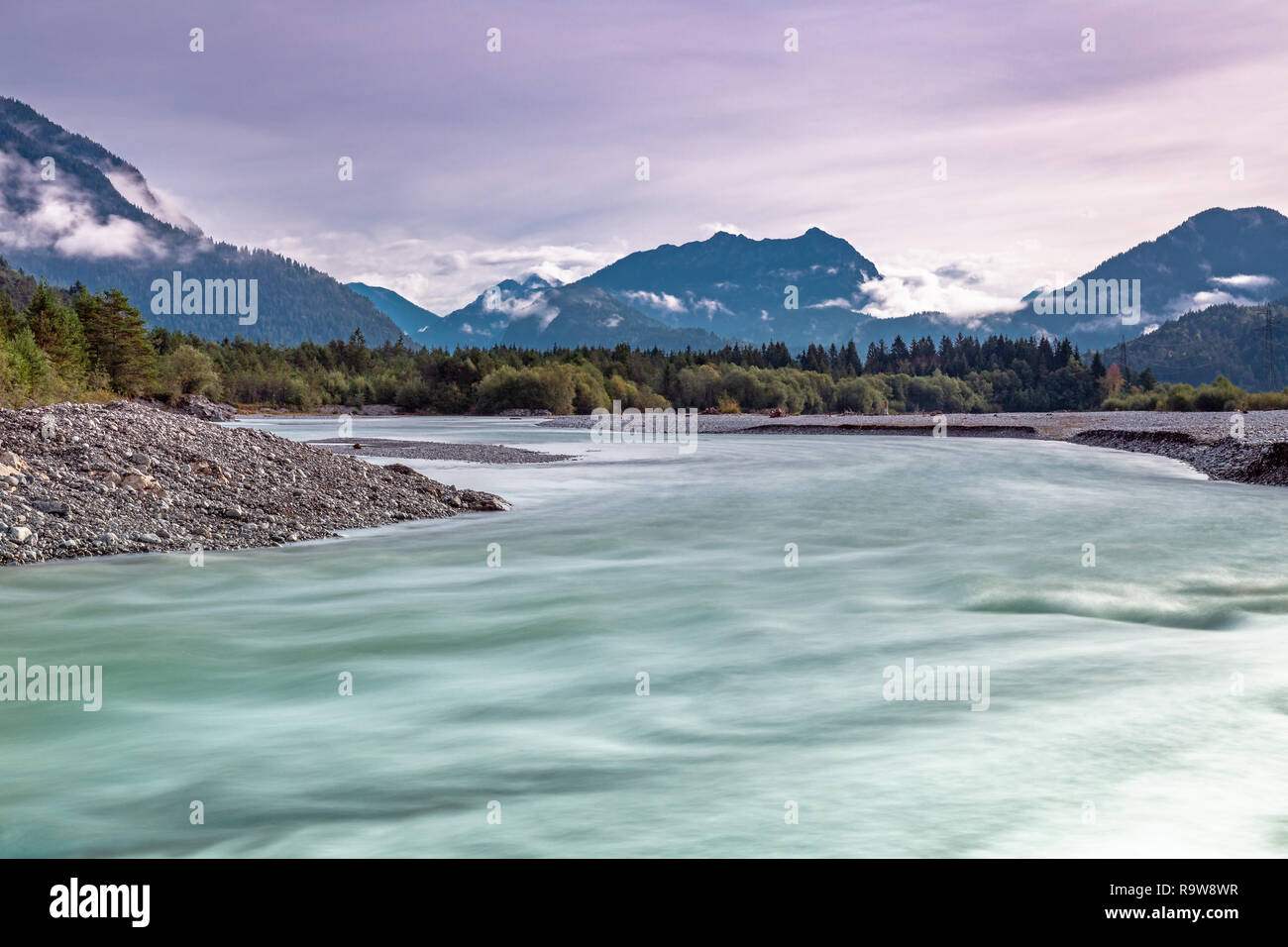 Il fiume Lech vicino Weissenbach, Austria nella luce del mattino Foto Stock