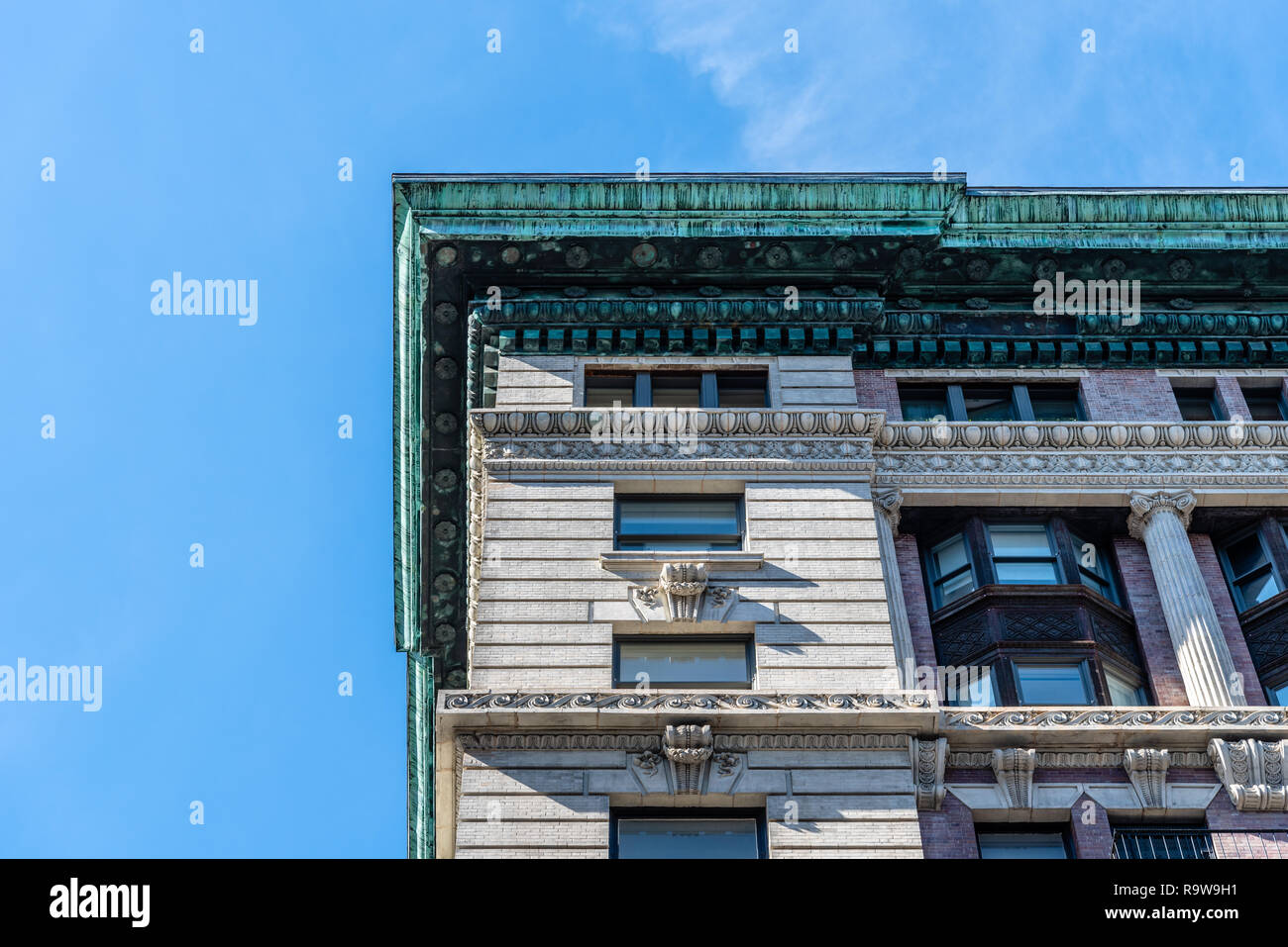 La città di New York, Stati Uniti d'America - 25 Giugno 2018: basso angolo di visione del lussuoso edificio di appartamenti a Tribeca distretto del Nord. Foto Stock