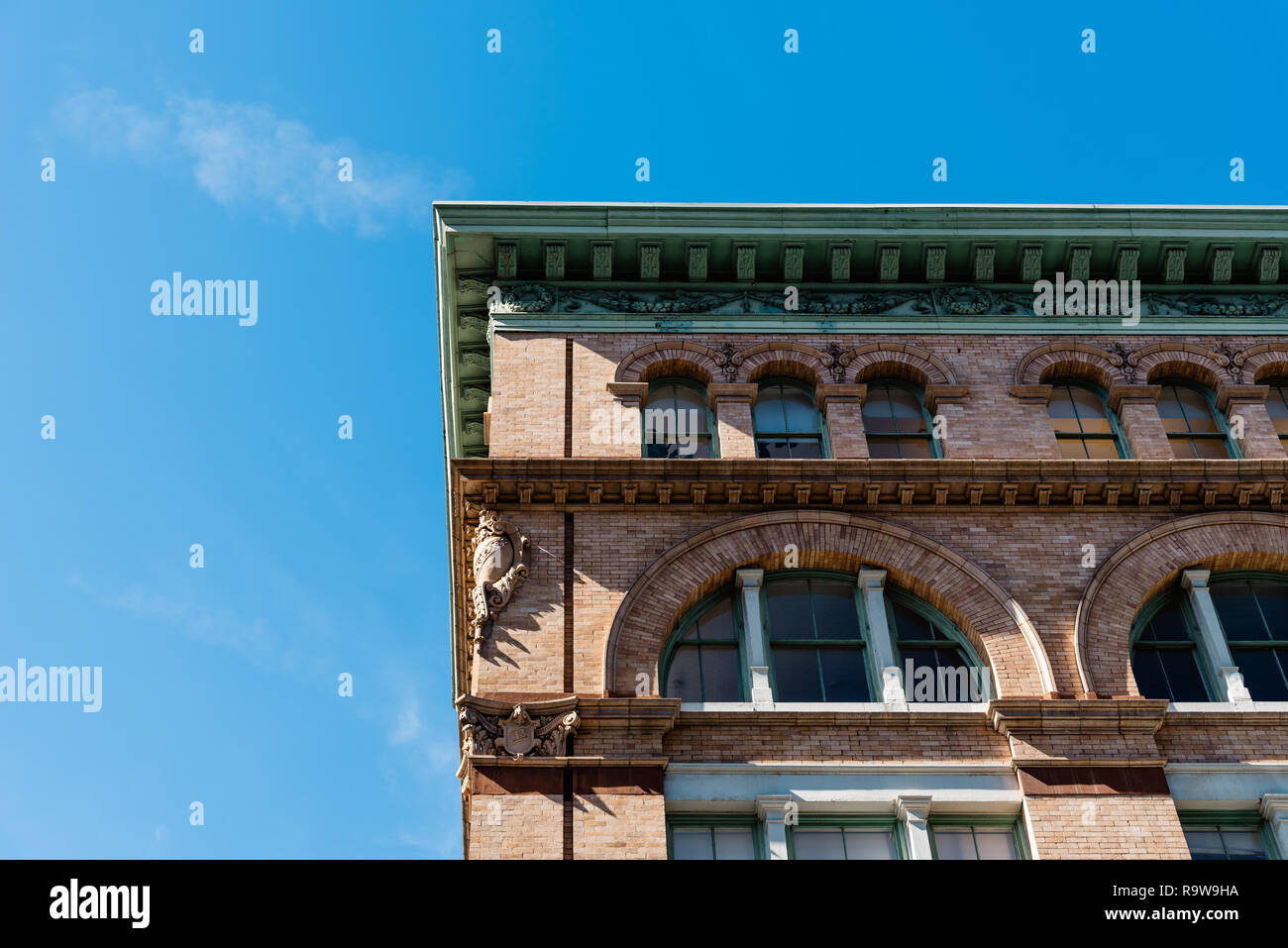 La città di New York, Stati Uniti d'America - 25 Giugno 2018: basso angolo di vista Bendheim edificio in Tribeca distretto del Nord. Foto Stock
