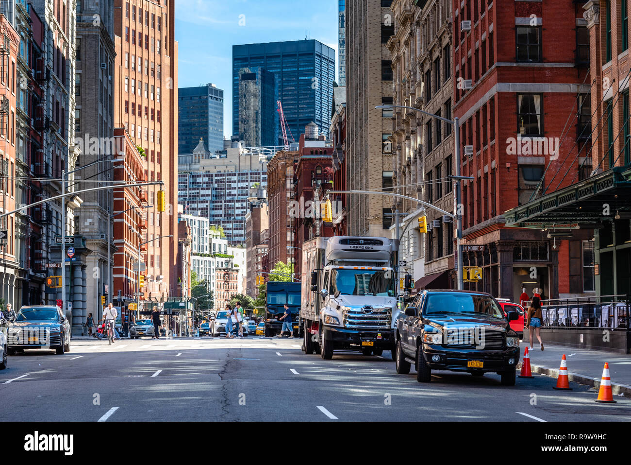 La città di New York, Stati Uniti d'America - 25 Giugno 2018: Street View di Moore St in Tribeca distretto del nord una giornata di sole di estate Foto Stock