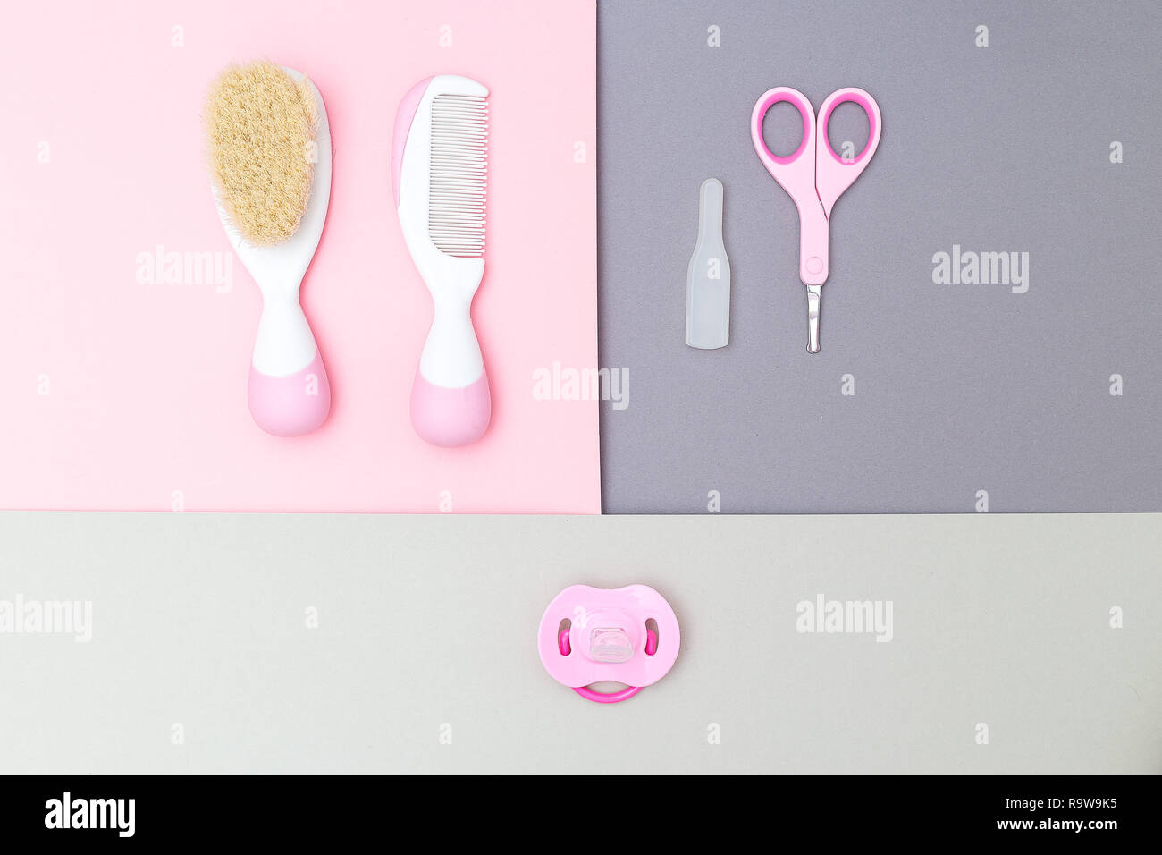 Accessori per bambini e baby ciuccio in materiale di background design. Lay piatto Foto Stock
