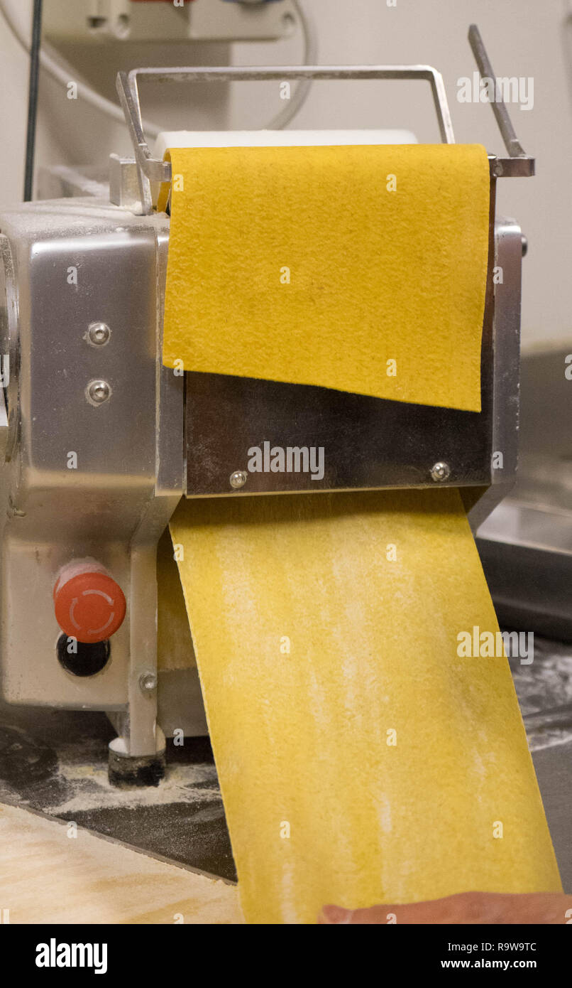 Pasta per la preparazione di 'Tajarin', specialità piemontesi, Italia Foto Stock