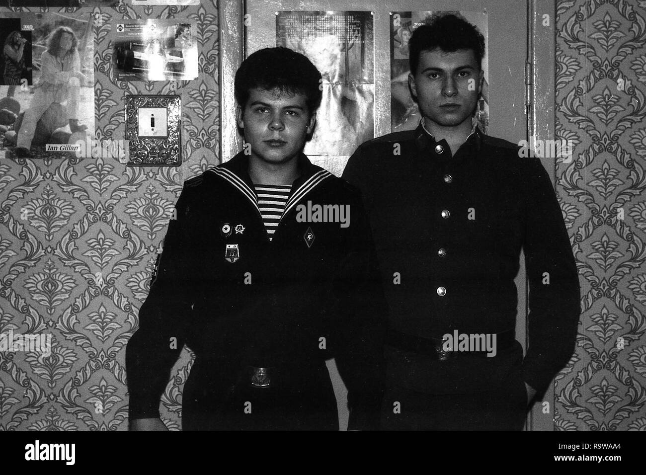 Regione di Mosca, Russia - circa 1992: Ritratto di amici, Russo marinaio e soldato in un appartamento. Scansione pellicola. La granella grande, circa 1992 Foto Stock