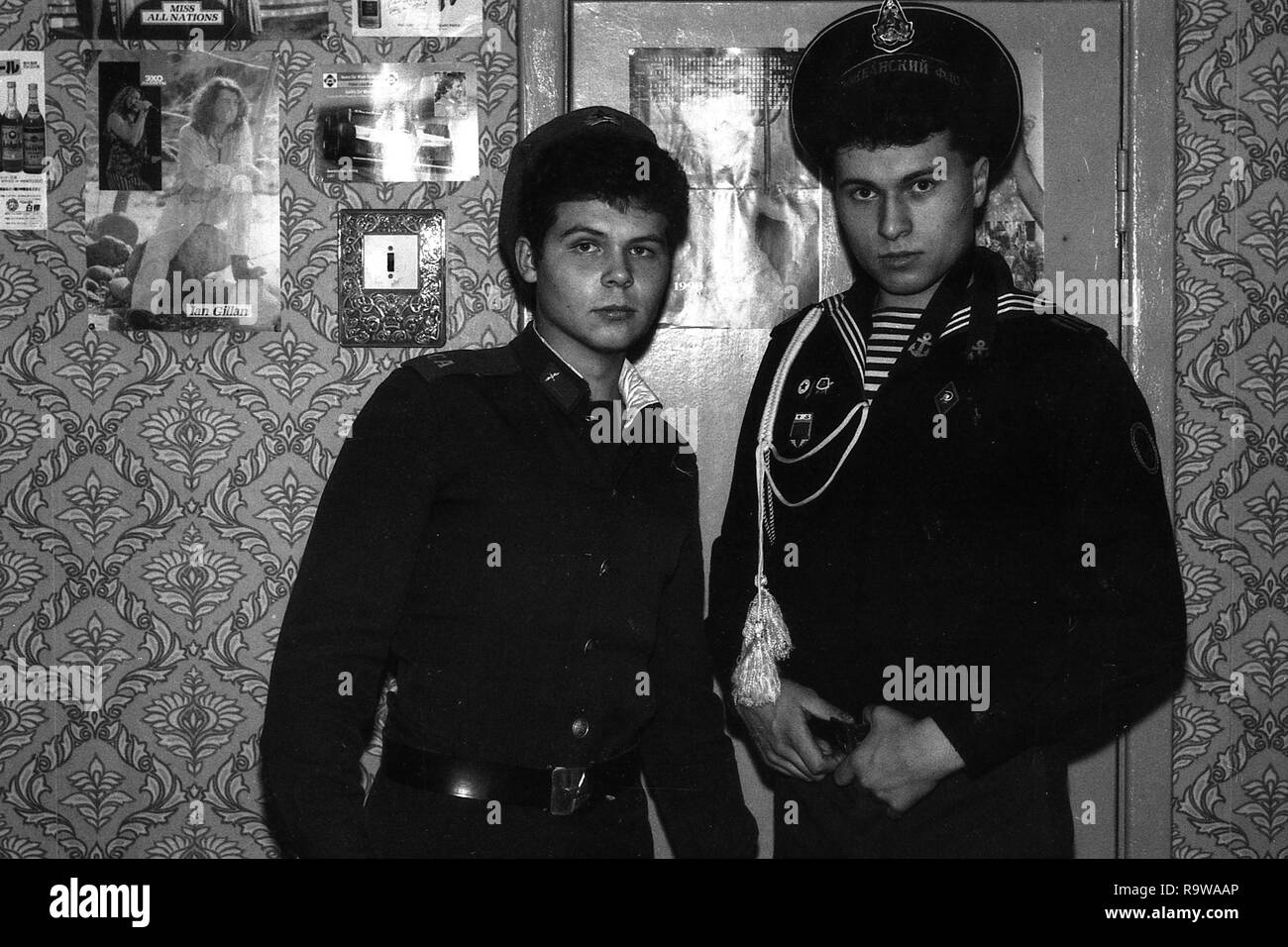 Regione di Mosca, Russia - circa 1992: Ritratto di amici, Russo marinaio e soldato in un appartamento. Scansione pellicola. La granella grande, circa 1992 Foto Stock