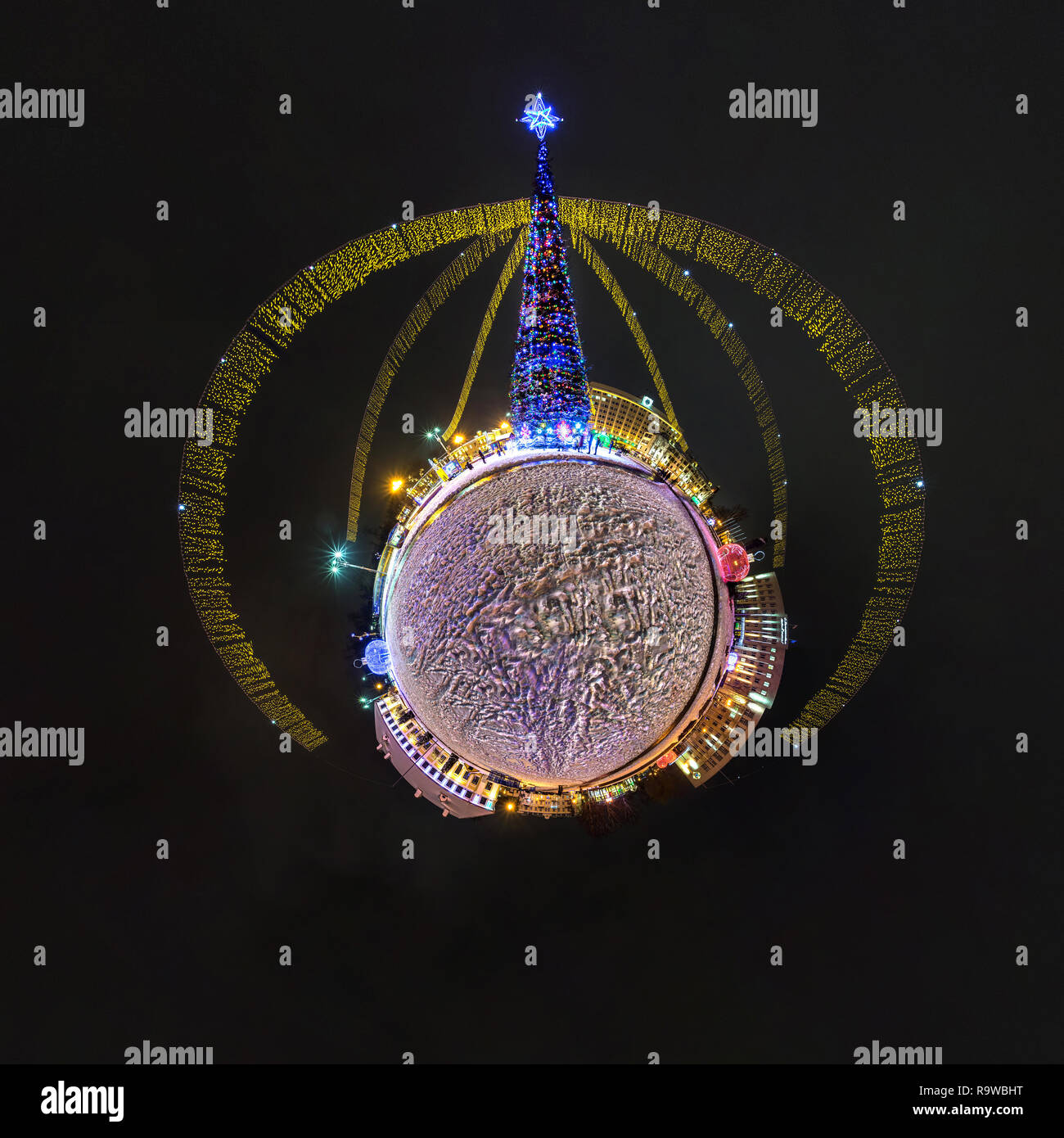 Anno nuovo piccolo pianeta. Antenna sferica 360 panorama gradi vista notturna su una festosa piazza con un albero di Natale Foto Stock