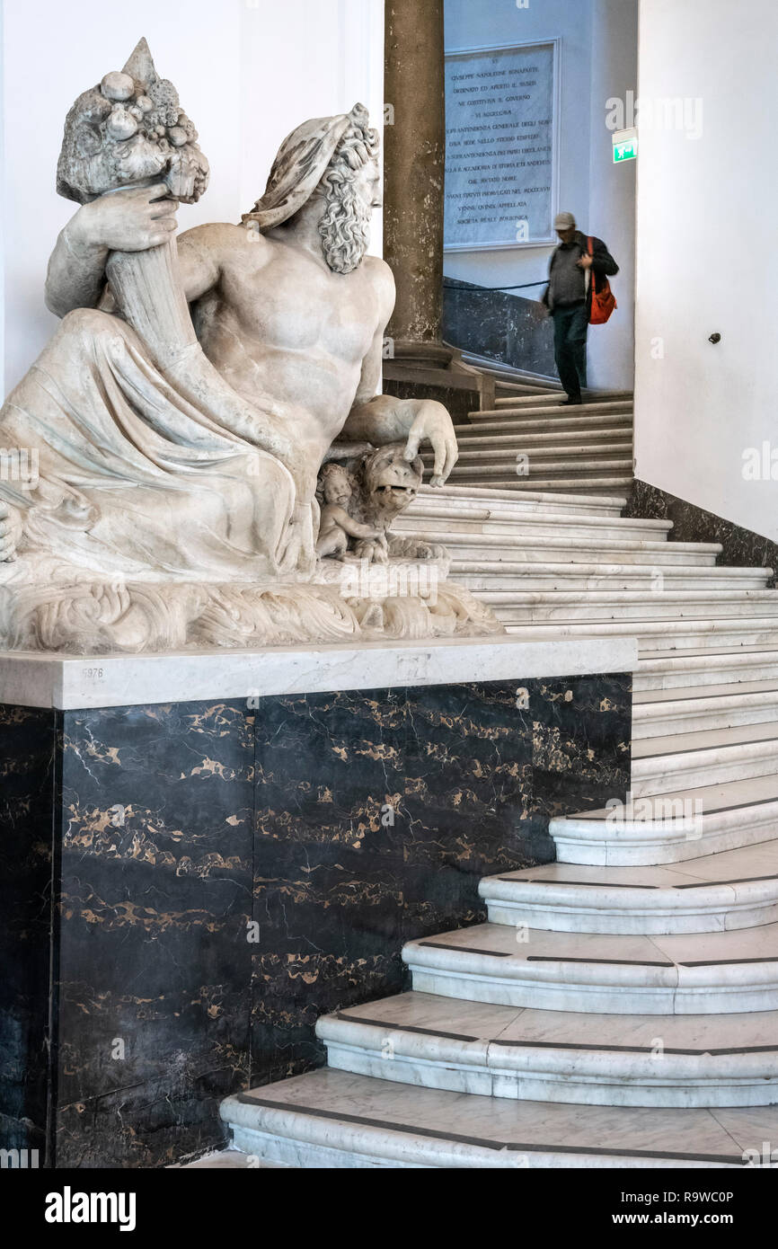 La grande scalinata centrale, affiancata da due statue di divinità fluviale, nel Museo Archeologico Nazionale di Napoli, Italia. Foto Stock