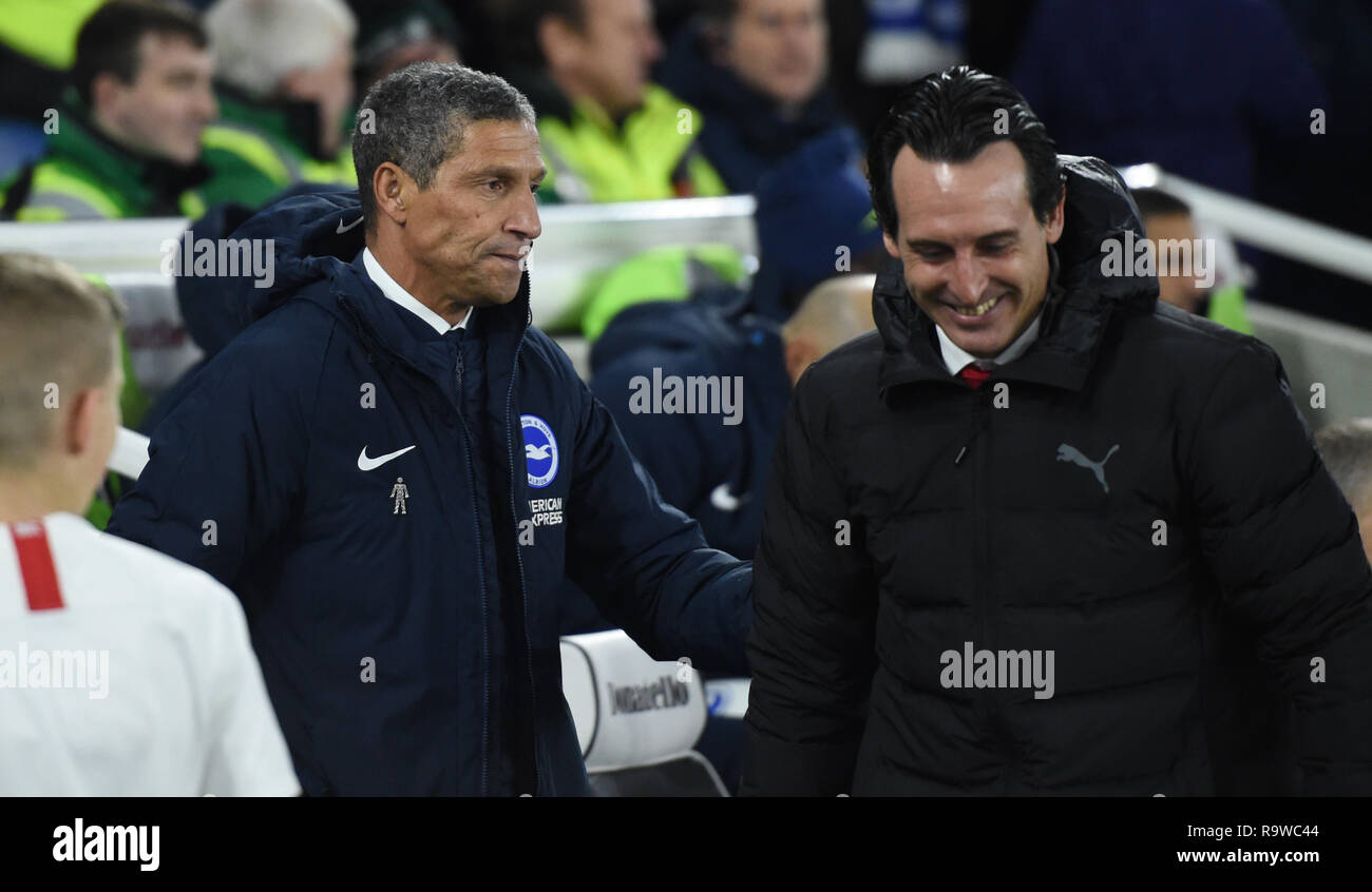 Chris Hughton, manager di Brighton, con l'Arsenal Head Coach Unai Emery durante la partita della Premier League tra Brighton & Hove Albion e l'Arsenal all'American Express Community Stadium. 26 Dicembre 2018 Foto Simon Dack/Telephoto immagini. Solo per uso editoriale. Nessun merchandising. Per le immagini di calcio si applicano le restrizioni di fa e Premier League inc. Nessun utilizzo di Internet/cellulare senza licenza FAPL - per i dettagli contattare Football Dataco Foto Stock