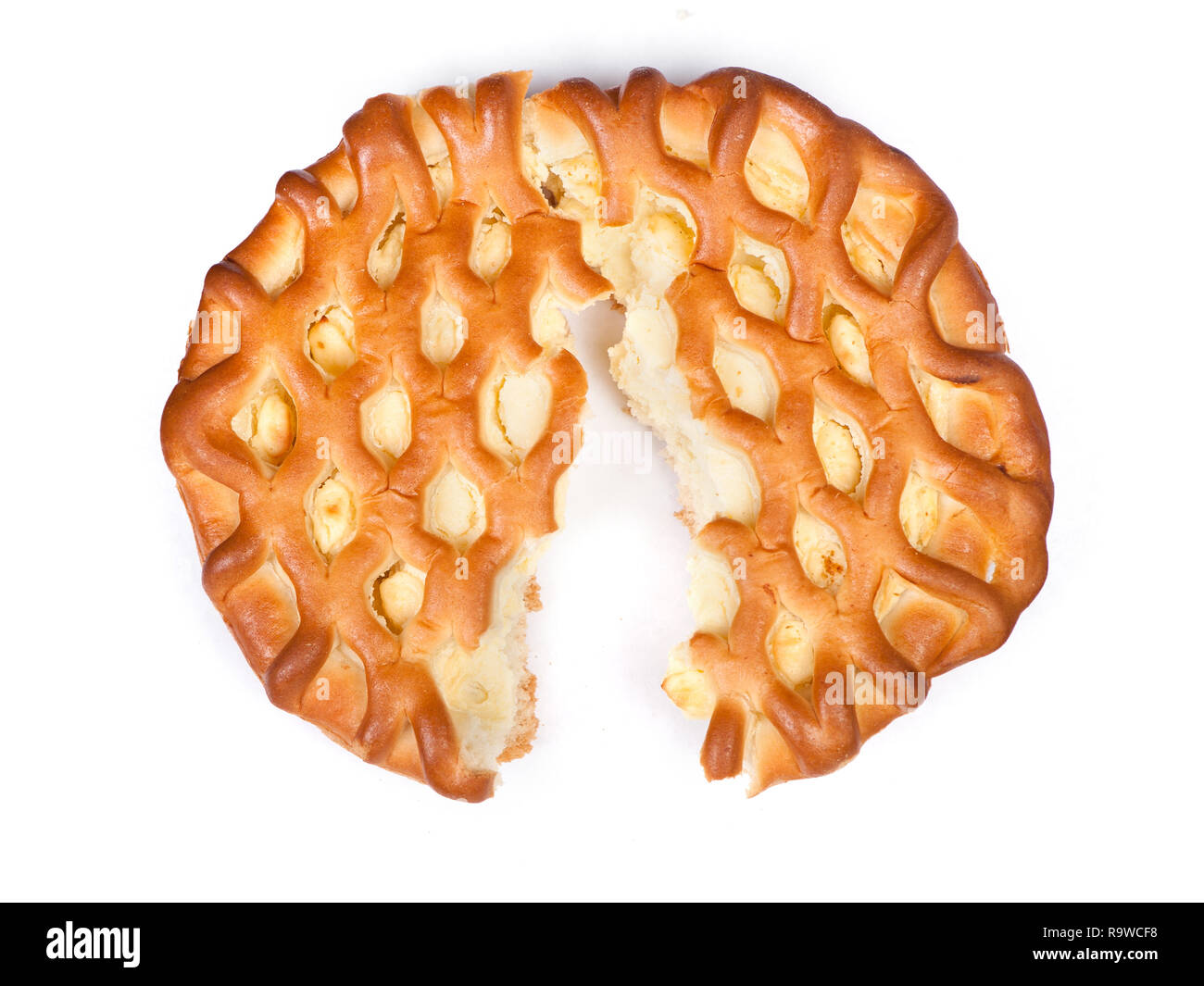 Pezzo di grande cottage cheese pie isolato su bianco Foto Stock