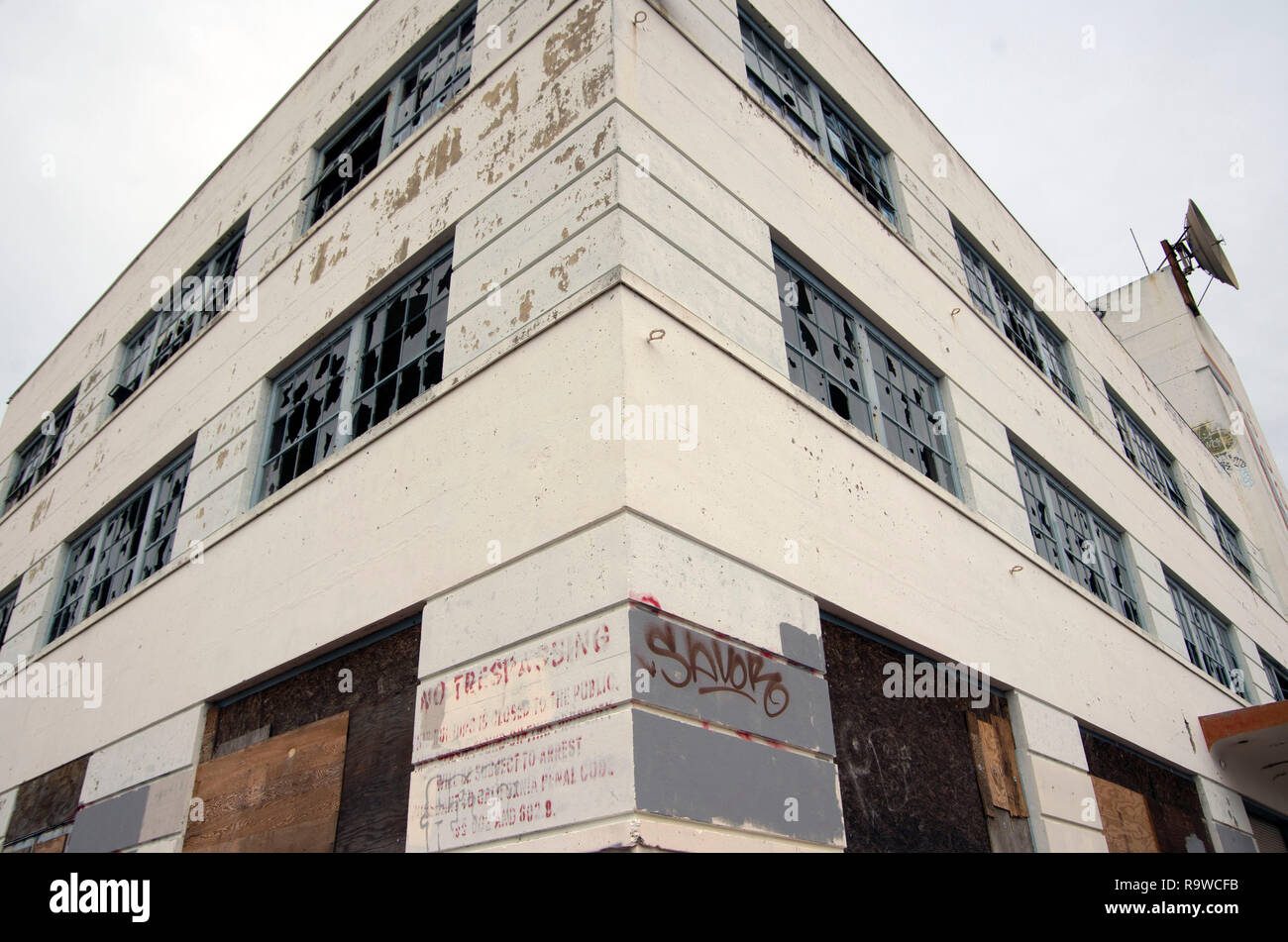 Mare isola in Vallejo, CA, contiene una collezione di edifici abbandonati e magazzini che utilizzato per alloggiare un cantiere navale. Foto Stock