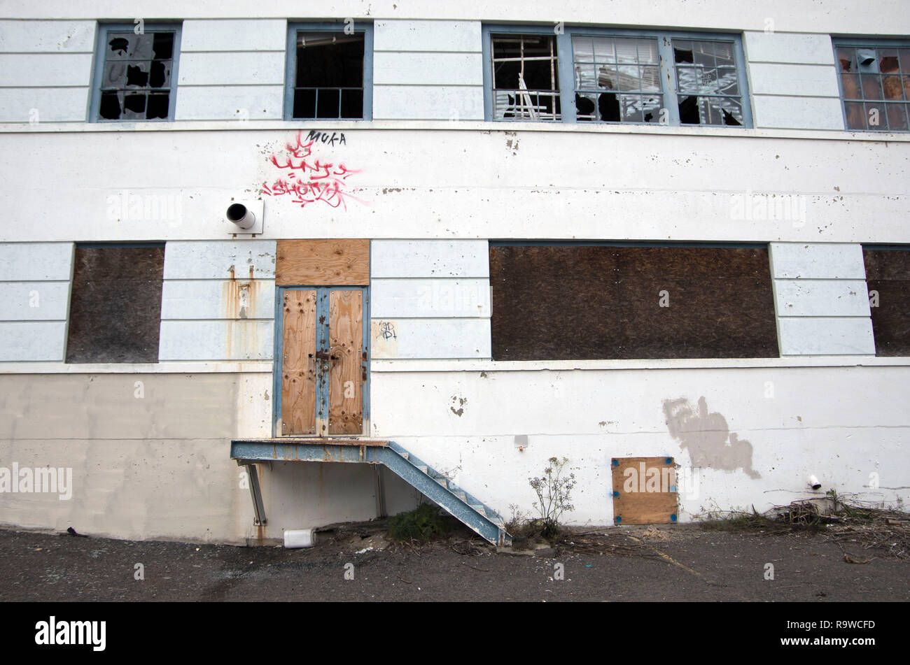 Mare isola in Vallejo, CA, contiene una collezione di edifici abbandonati e magazzini che utilizzato per alloggiare un cantiere navale. Foto Stock