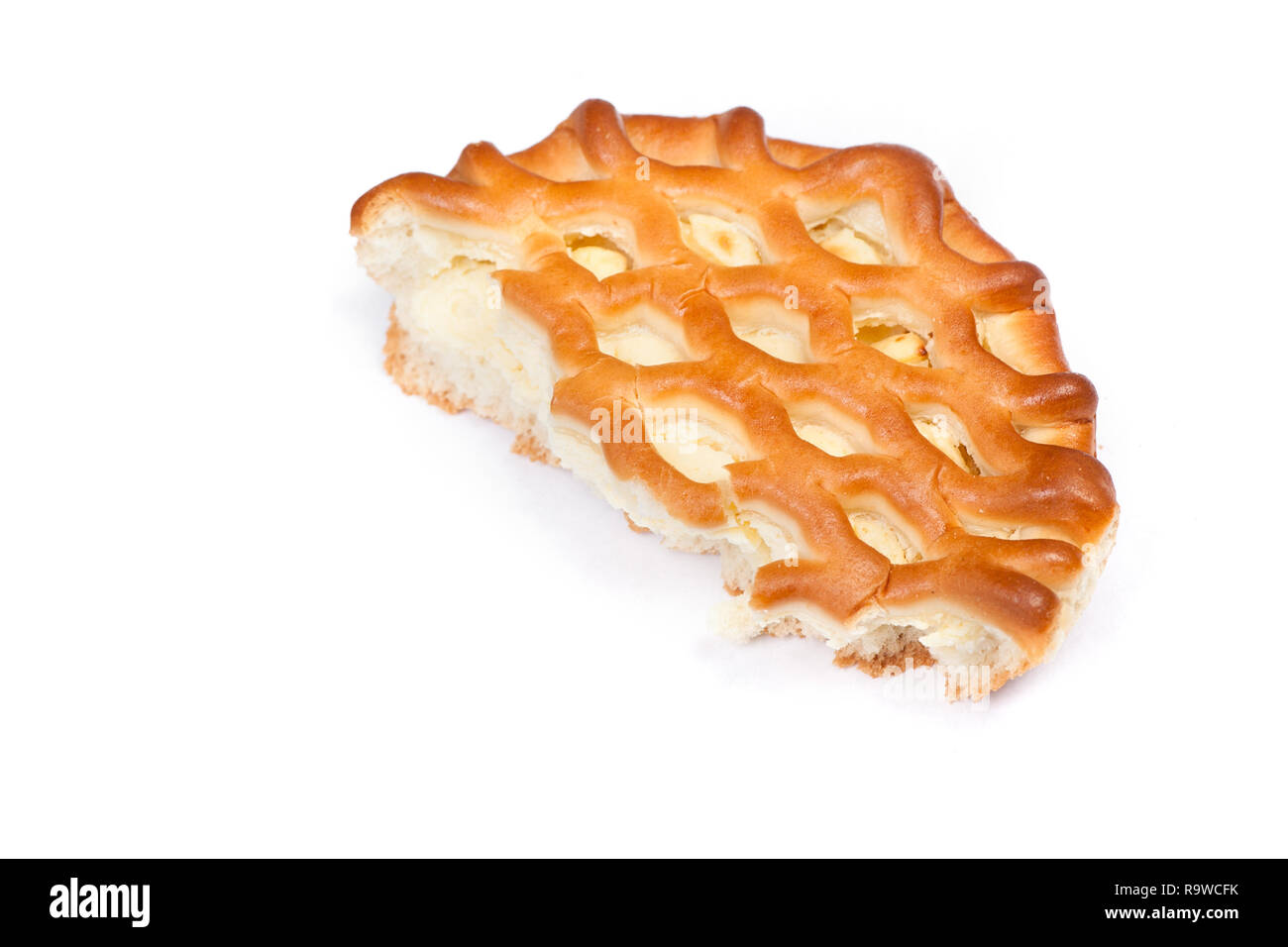 Pezzo di grande cottage cheese pie isolato su bianco Foto Stock