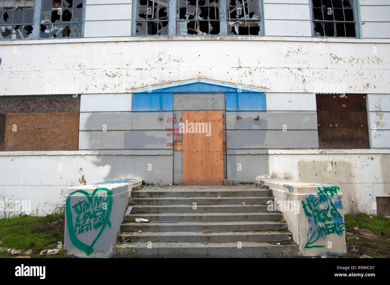 Mare isola in Vallejo, CA, contiene una collezione di edifici abbandonati e magazzini che utilizzato per alloggiare un cantiere navale. Foto Stock