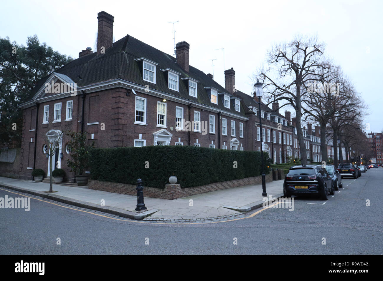 Ilchester Place in Holland Park, Londra, che è stata identificata come la strada residenziale più costosa in Inghilterra e Galles con un prezzo medio della casa di Â£15.60 milioni. Foto Stock