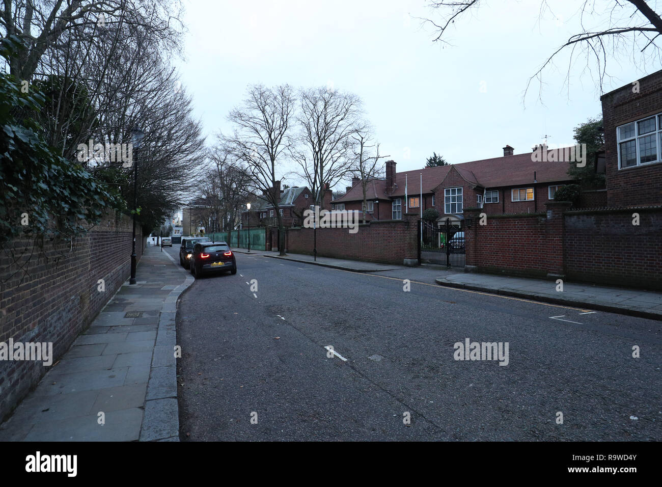 Campden Hill a Kensington e Chelsea, Londra, che è stata identificata come una delle strade residenziali più costose in Inghilterra e Galles con un prezzo medio di Â£11,363,000.00 Foto Stock