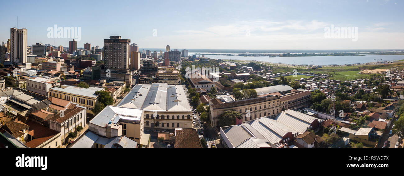 Vista panoramica sullo skyline di grattacieli latino-americano di capitale della città di Asunción, Paraguay. Argine del fiume Paraguay. Birds Eye antenna fuco foto Foto Stock