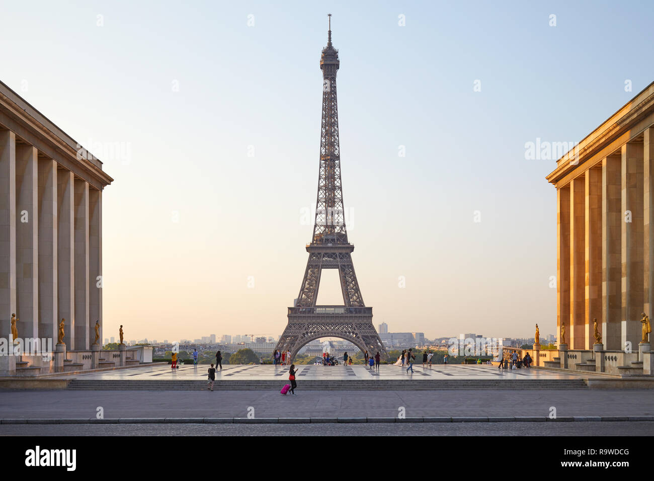 Parigi, Francia - luglio 7, 2018: la Torre Eiffel vista dal Trocadero e la gente che camminava nelle prime ore del mattino, cielo chiaro a Parigi, Francia Foto Stock