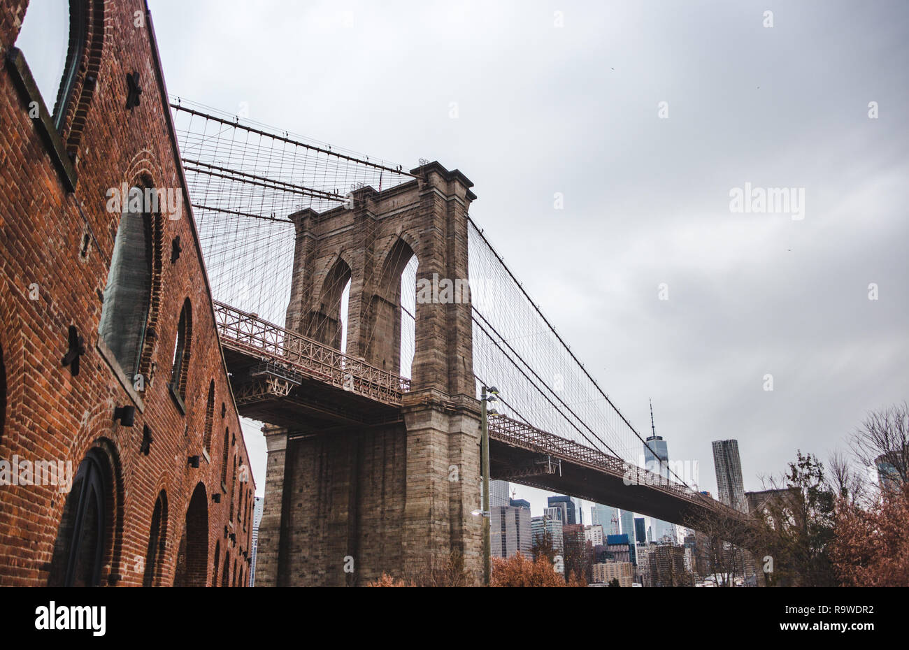 Ponte di Brooklyn in un nebbioso inverno di giorno nella città di New York Foto Stock