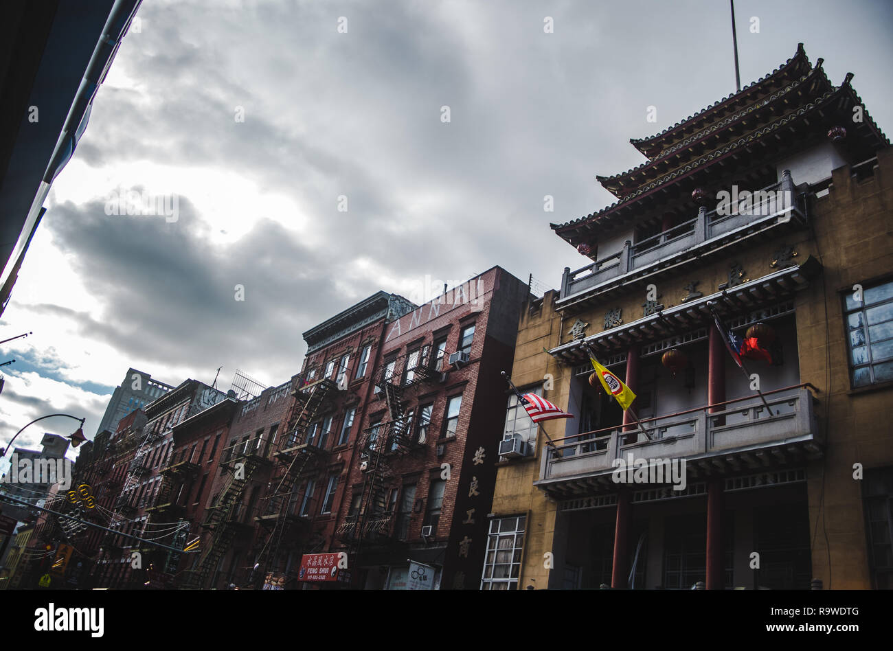 Tipico di New York City di edifici in caldi colori autunnali con esterno le scale antincendio in China Town, NYC Foto Stock