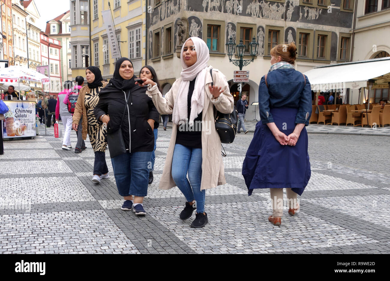 Giovani donne musulmane a Praga Repubblica Ceca Foto Stock