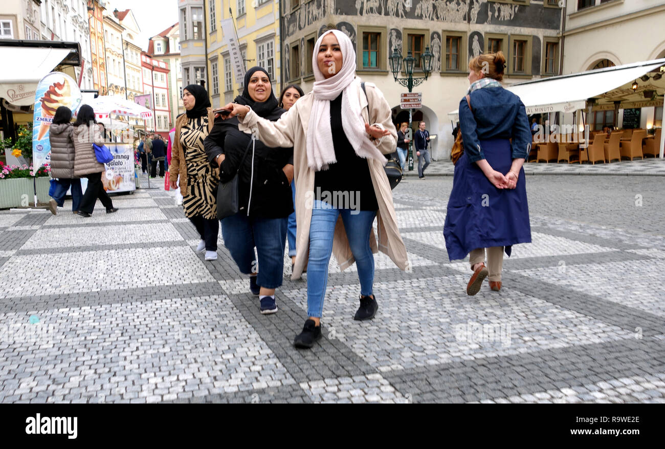 Giovani donne musulmane a Praga Repubblica Ceca Foto Stock