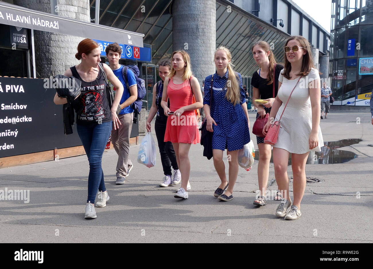 Donne giovani ragazze a Piedi di Praga Repubblica Ceca Foto Stock