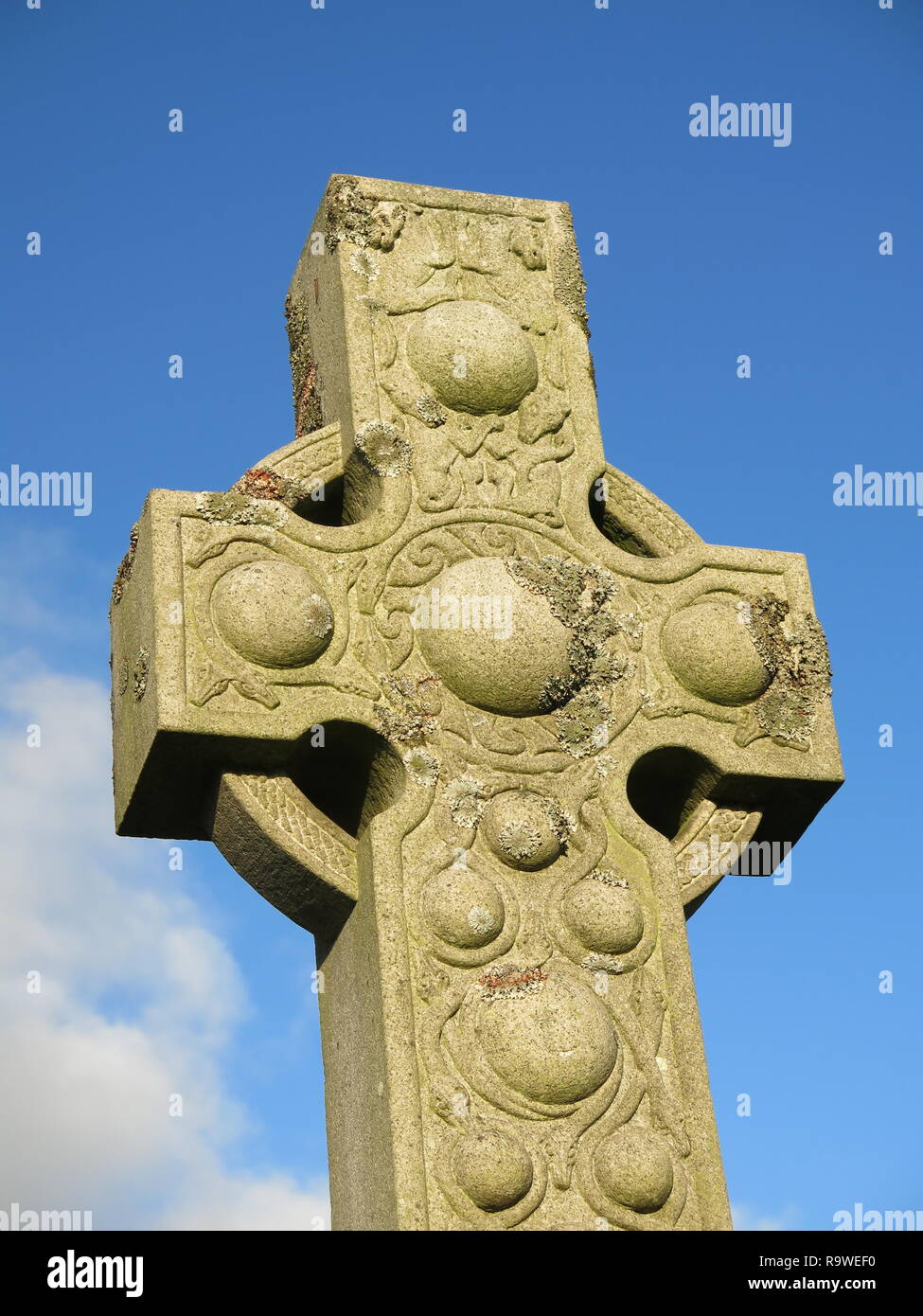 Close-up di un oggetto contrassegnato per la rimozione definitiva nello stile di una croce celtica al nuovo cimitero Kilpatrick, Bearsden, Glasgow, Scozia Foto Stock