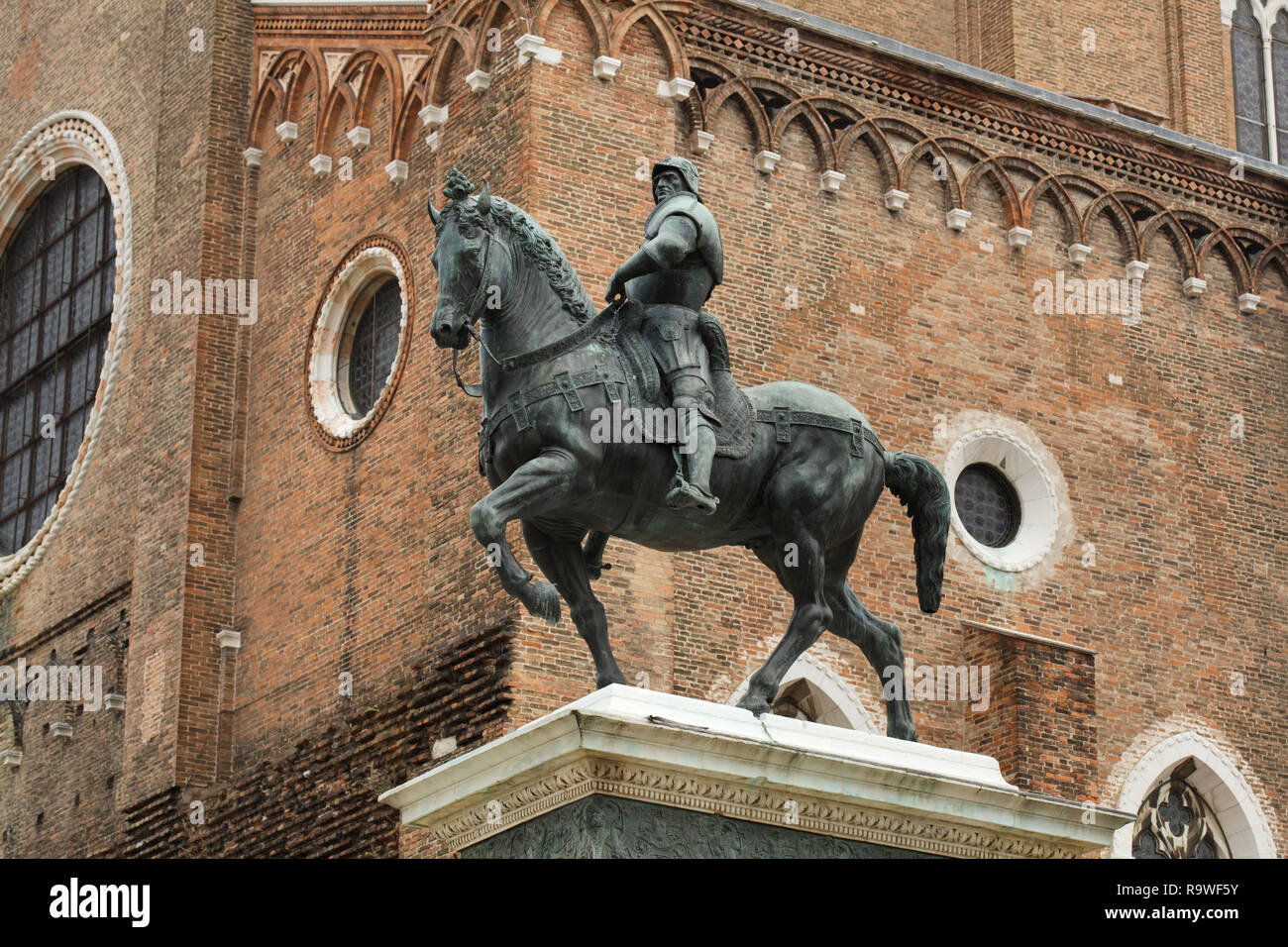 Statua equestre di Bartolomeo Colleoni eseguito dal Rinascimento italiano scultore Andrea del Verrocchio (1480-1488) nel Campo Santi Giovanni e Paolo a Venezia, Italia. Foto Stock