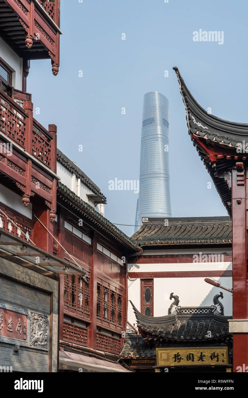 Negozi Tradizionali su strada Fuyou in Shanghai con torre moderna Foto Stock