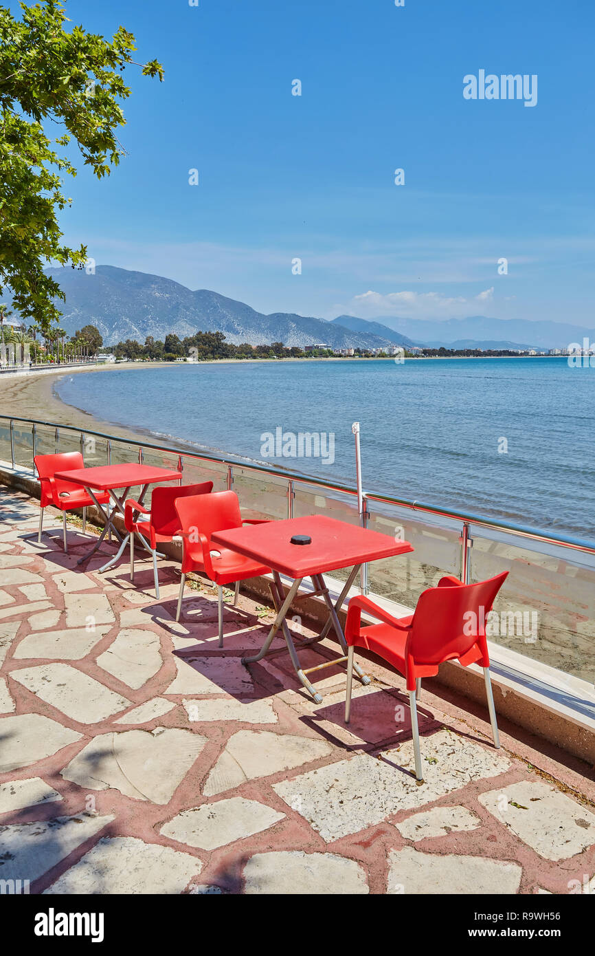 Quay con panchine e tavoli in Finike, provincia di Antalya. Turchia Foto Stock