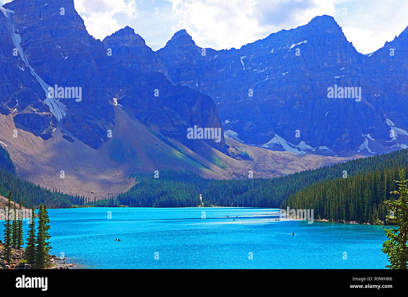 Morraine Lago è un ghiacciaio-lago alimentato nel Parco Nazionale di Banff nelle Montagne Rocciose Canadesi Foto Stock
