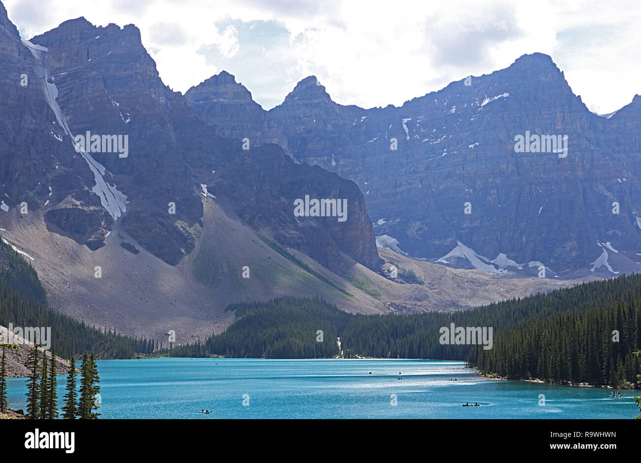 Morraine Lago è un ghiacciaio-lago alimentato nel Parco Nazionale di Banff nelle Montagne Rocciose Canadesi Foto Stock