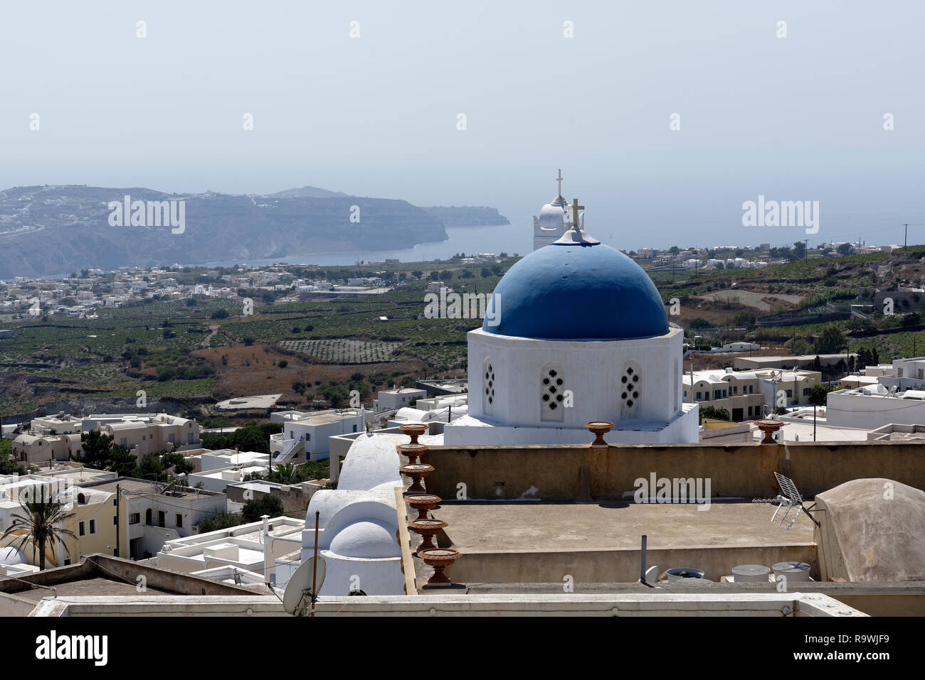 Cupola blu del imbiancato la chiesa di Saint (Agia) Patricia domina lo skyline del villaggio di Pyrgos, Santorini, Grecia. La chiesa attuale wa Foto Stock