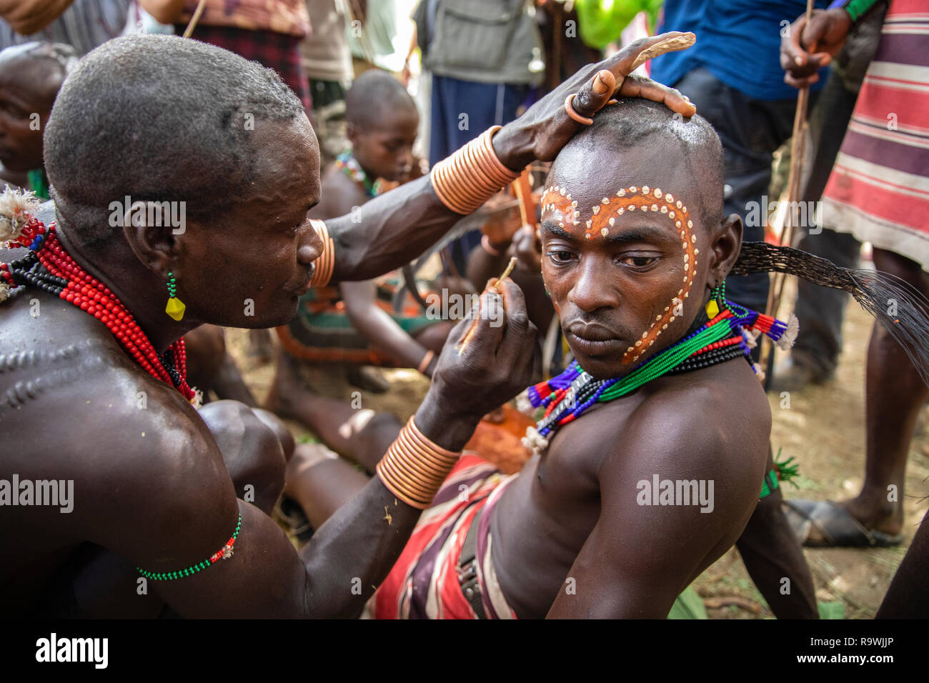 Hamar tribù cerimoniale di pittura del viso nella valle dell'Omo, Etiopia Foto Stock