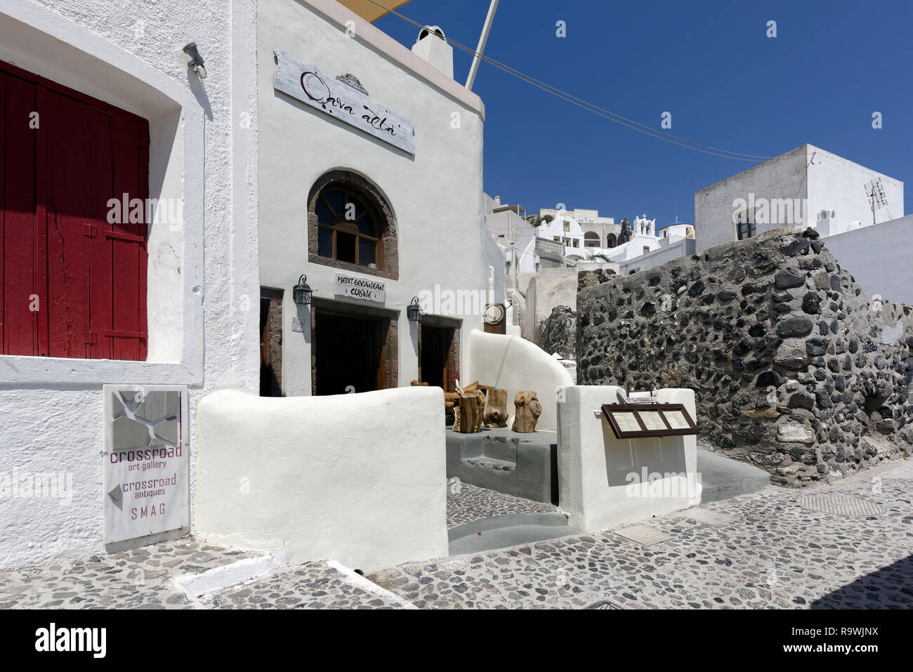 Bottiglia di spumante Cava Alta Cucina Mediterranea in Pyrgos Village,  Santorini, Grecia Foto stock - Alamy