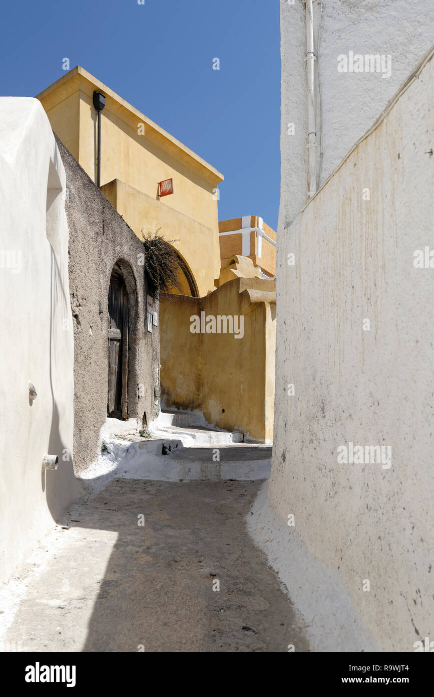 Avvolgimento stretto percorso dipinto di bianco in Pyrgos Village, Santorini, Grecia Foto Stock